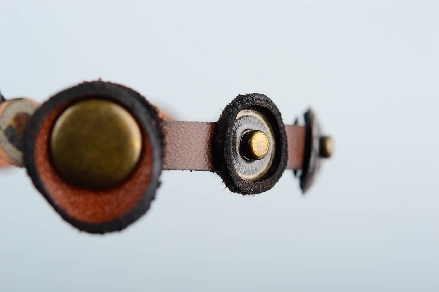 Браслет из кожи украшение ручной работы кожаный браслет на кнопке из металла фото 5