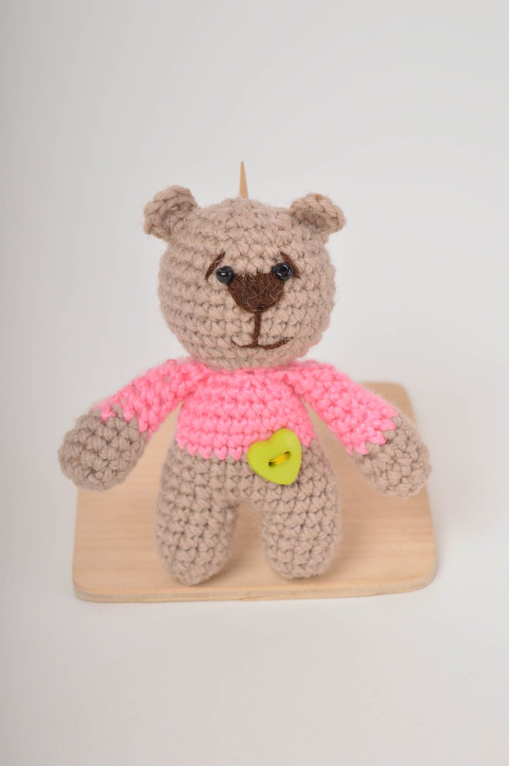 Handmade Kuscheltier Bär Geschenk für Kinder gehäkeltes Spielzeug klein im Pulli foto 2