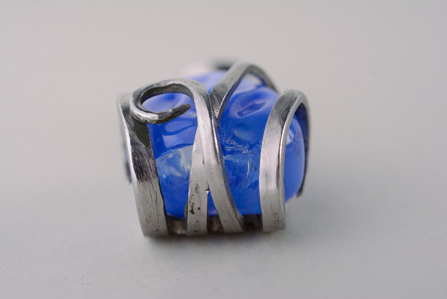 Металлический кулон из мельхиоровой вилки с голубым искусственным камнем фото 5