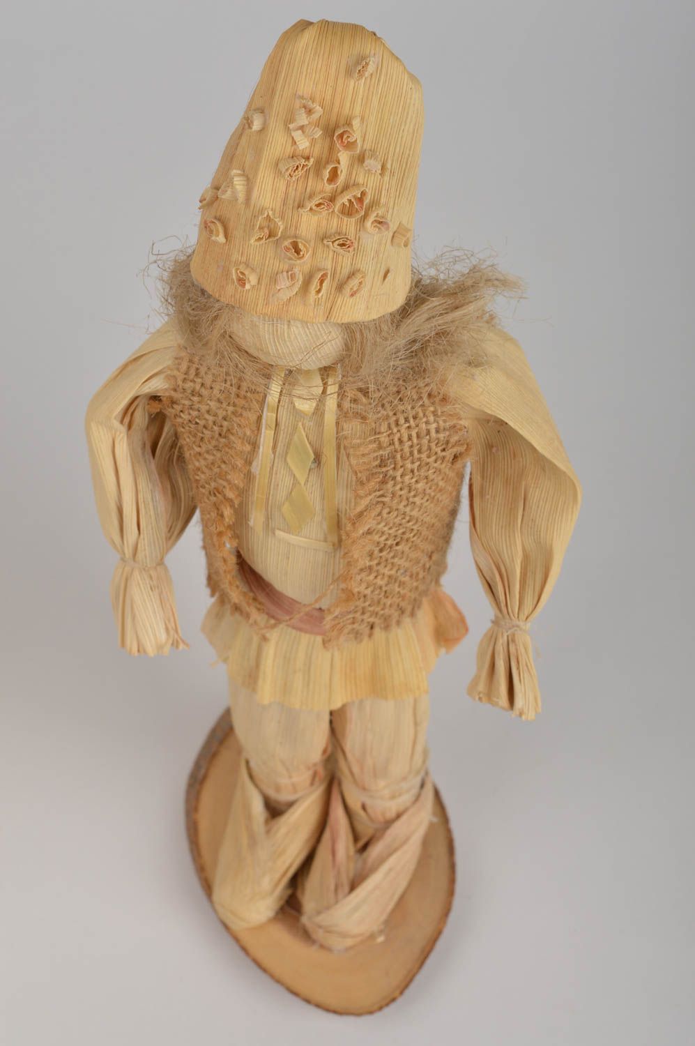 Кукла из кукурузных листьев небольшая в виде молодого парня ручная работа фото 4