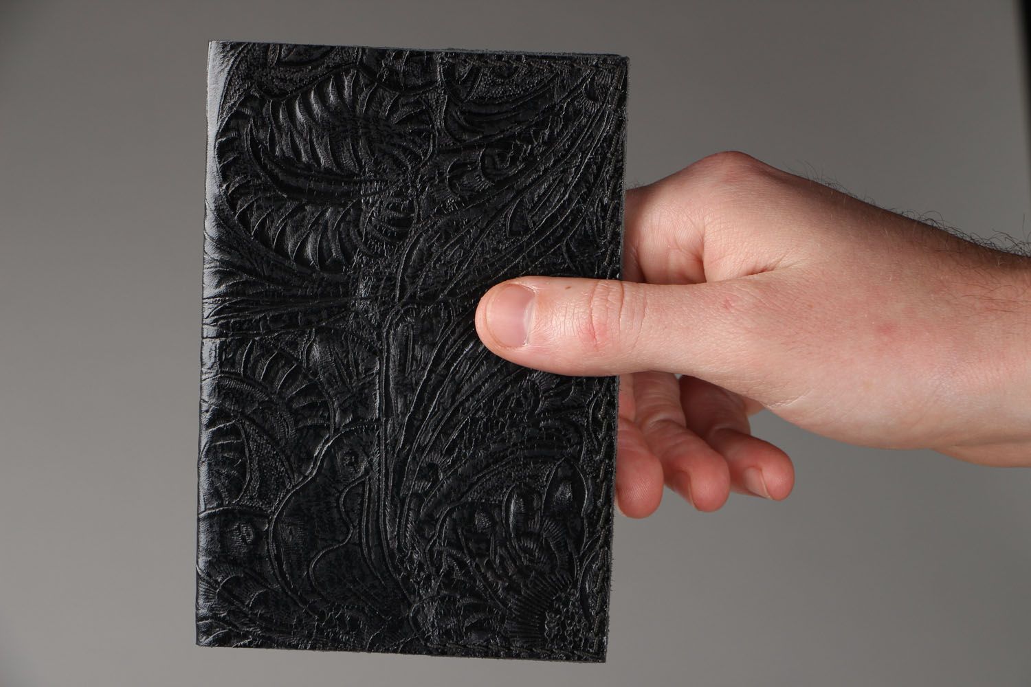 Porte-passeport en cuir naturel noir fait main photo 3