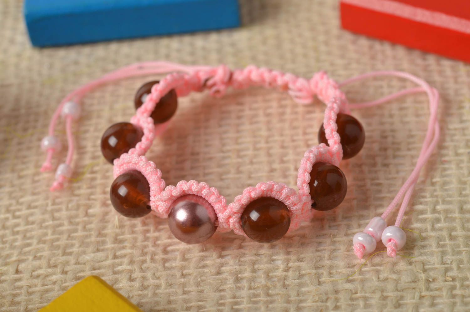 Bracelet tressé Bijou fait main rose avec perles marron Cadeau femme original photo 1
