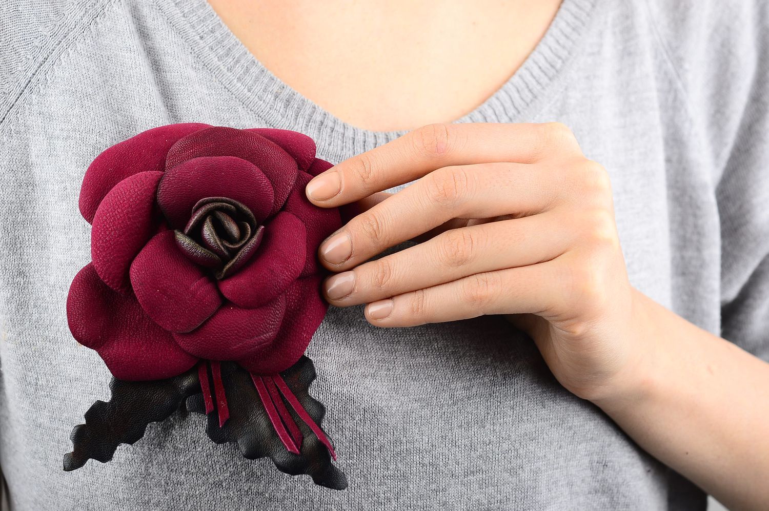 Broche en cuir fait main Broche fantaisie avec fleur bordeaux Accessoire femme photo 1