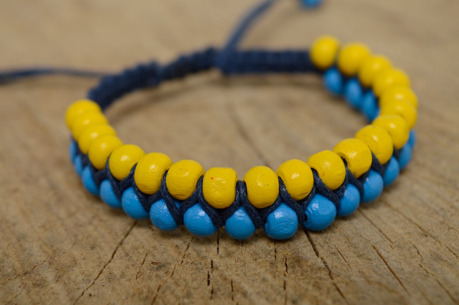 Bracelet technique macramé en perles de bois et lacet ciré fait main bleu-jaune photo 1