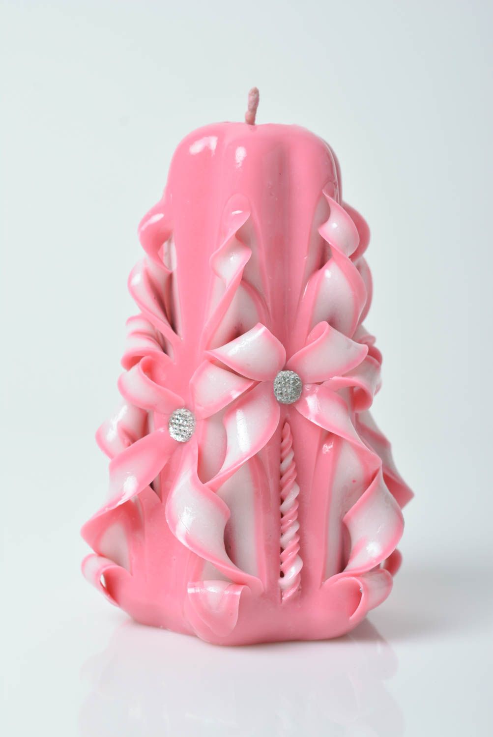 Vela de parafina rosada con elementos decorativos hecha a mano foto 1