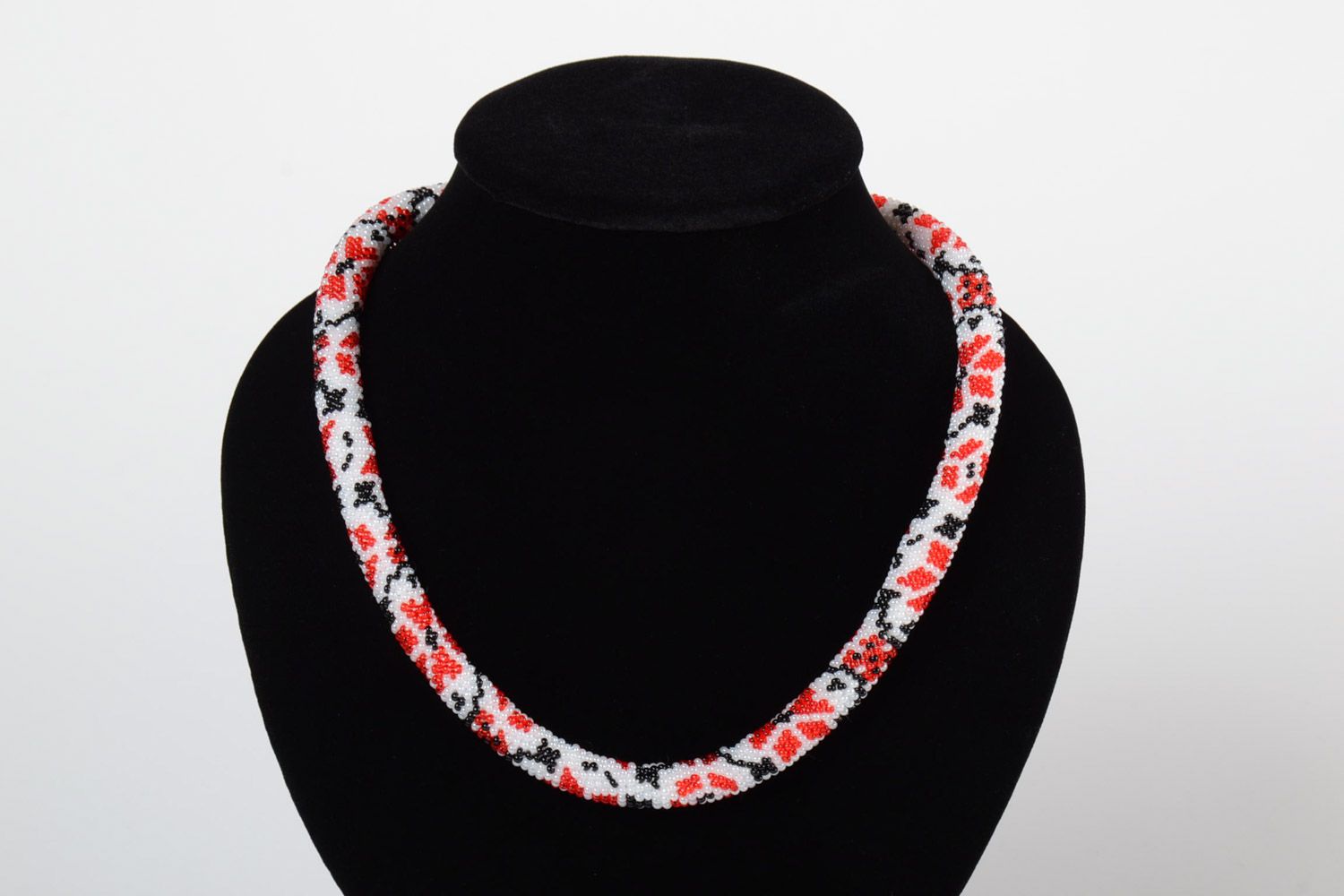 Collier en perles de rocaille au crochet blanc rouge noir ethnique fait main photo 1