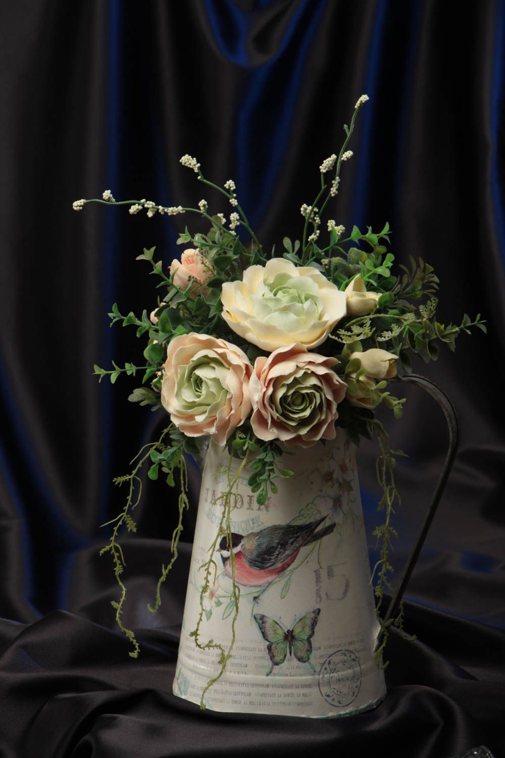 Composición decorativa de flores artificiales de arcilla polimérica en regadera foto 1