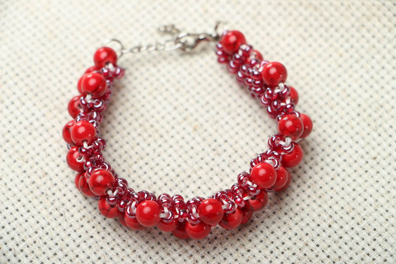 Rotes Armband aus Koralle und Glasperlen foto 1