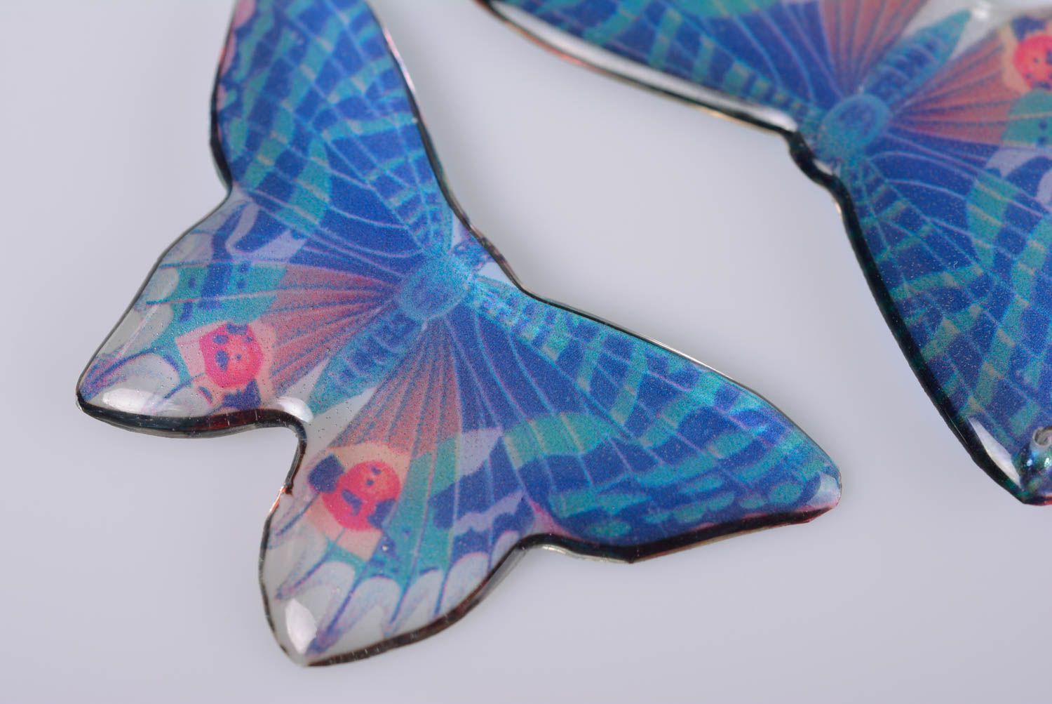 Handgemachte Ohrringe schön in Form von Schmetterlingen aus Epoxidharz originell foto 3