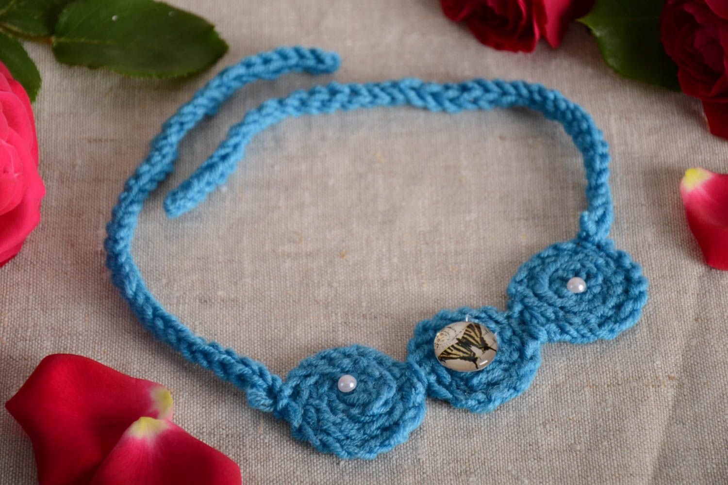 Blaues schönes künstlerisches Collier aus Fäden gehäkelt ungewöhnlich handmade foto 1