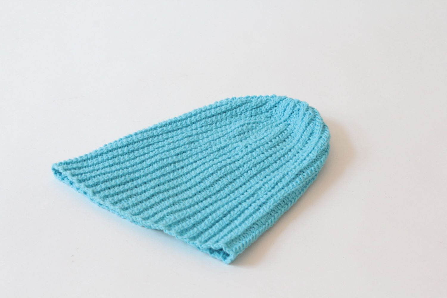 Gorro de lã feito à mão em cor azul claro foto 1
