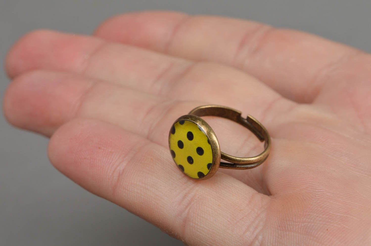 Яркое кольцо в технике декупаж с ювелирной смолой ручной работы с регулируемым размером фото 4