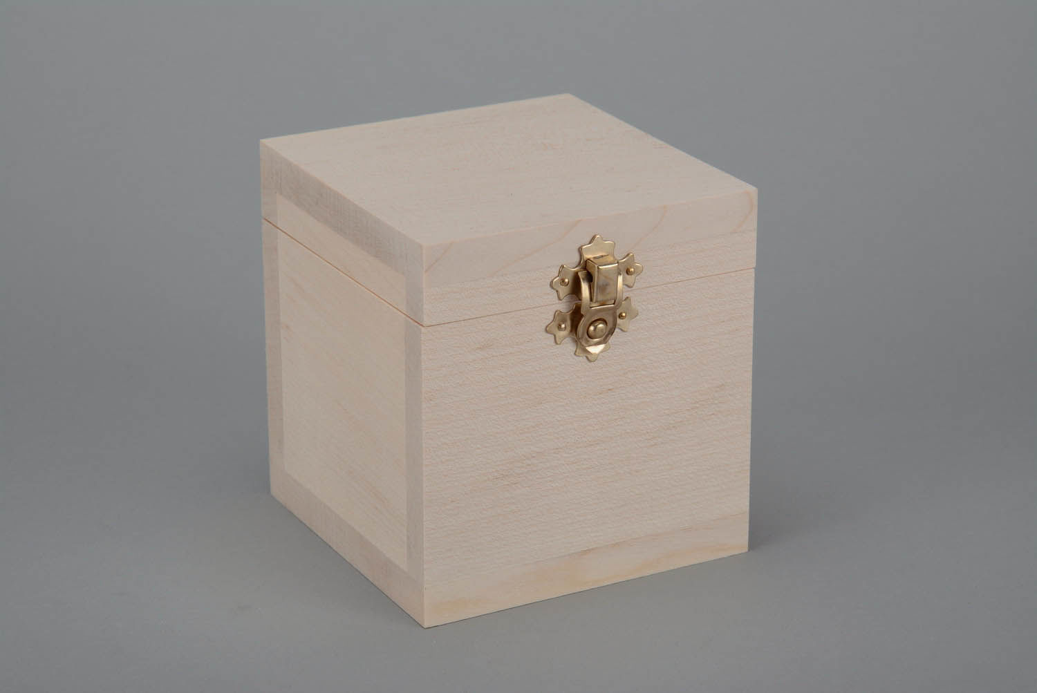 Boîte à décorer sculptée à la main de bois photo 1
