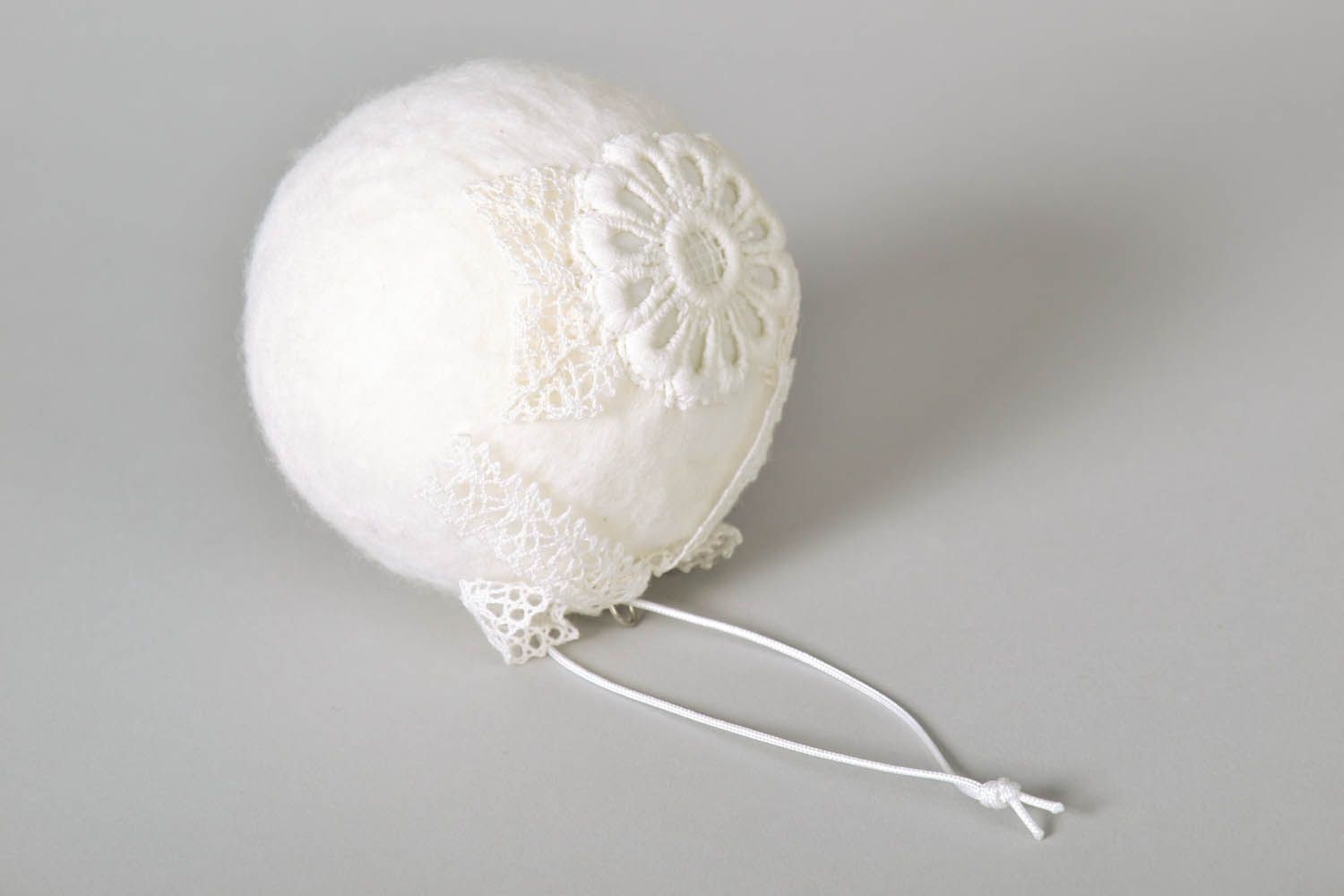 Boule de Noël blanche en laine faite à la main photo 3
