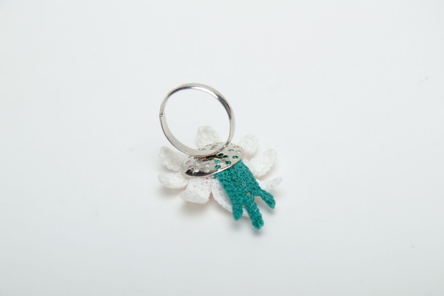 Crochet ring in the shape of chamomile photo 4