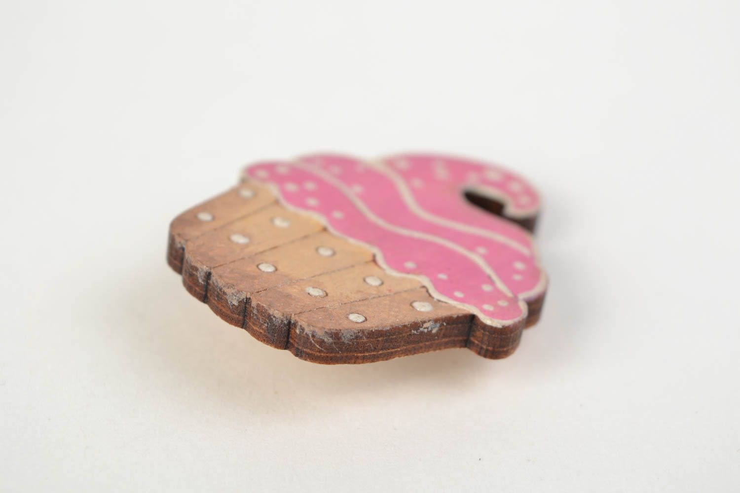 Broche en bois faite main avec épingle peinte bijou de créateur Gâteau photo 5