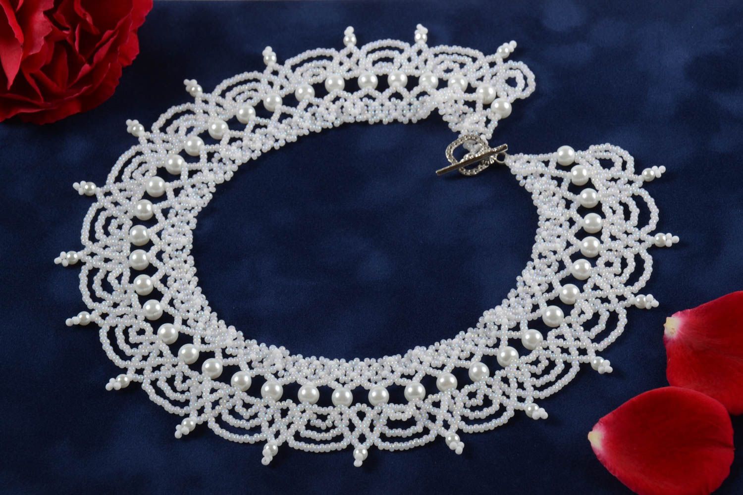 Collier long ajouré blanc bijou fait main Cadeau femme en perles de rocaille photo 1