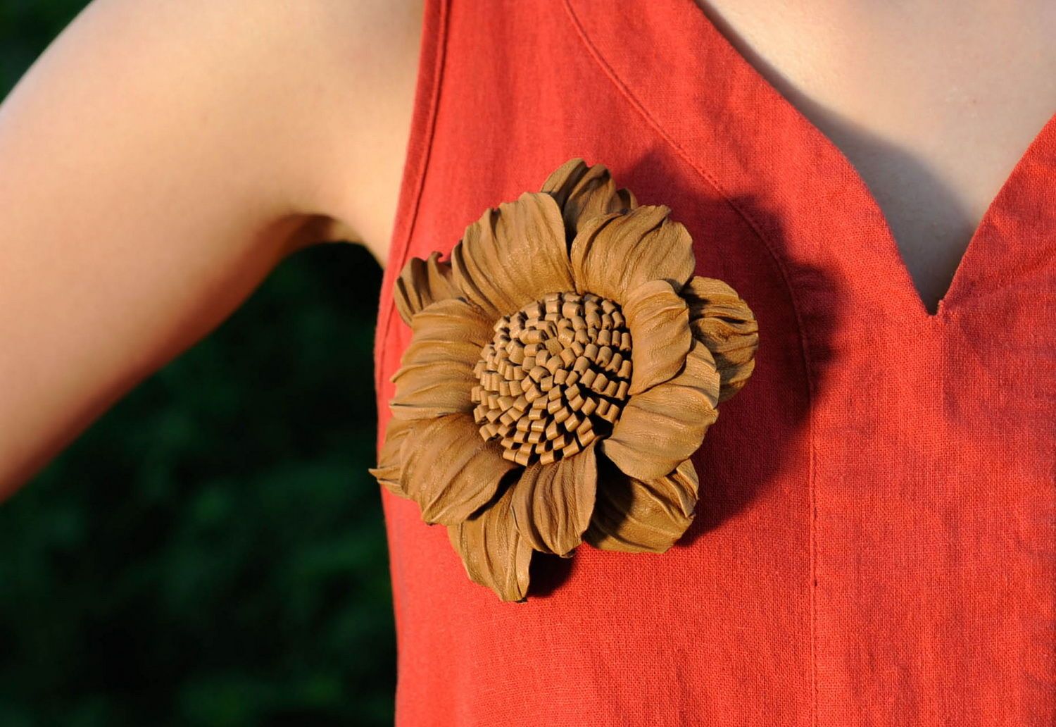 Die handmade Brosche-Blume aus Leder foto 4