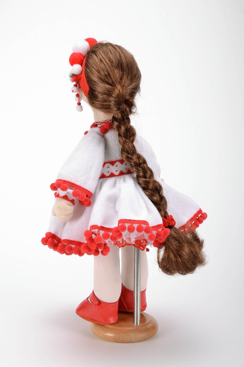 Boneca com um suporte em vestido vermelho-branco foto 2