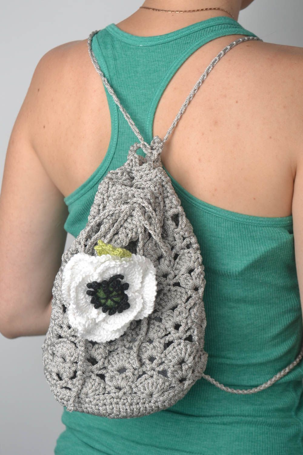 Stadtrucksack Damen handmade gehäklete Tasche Geschenk für Frauen grau weiß foto 1
