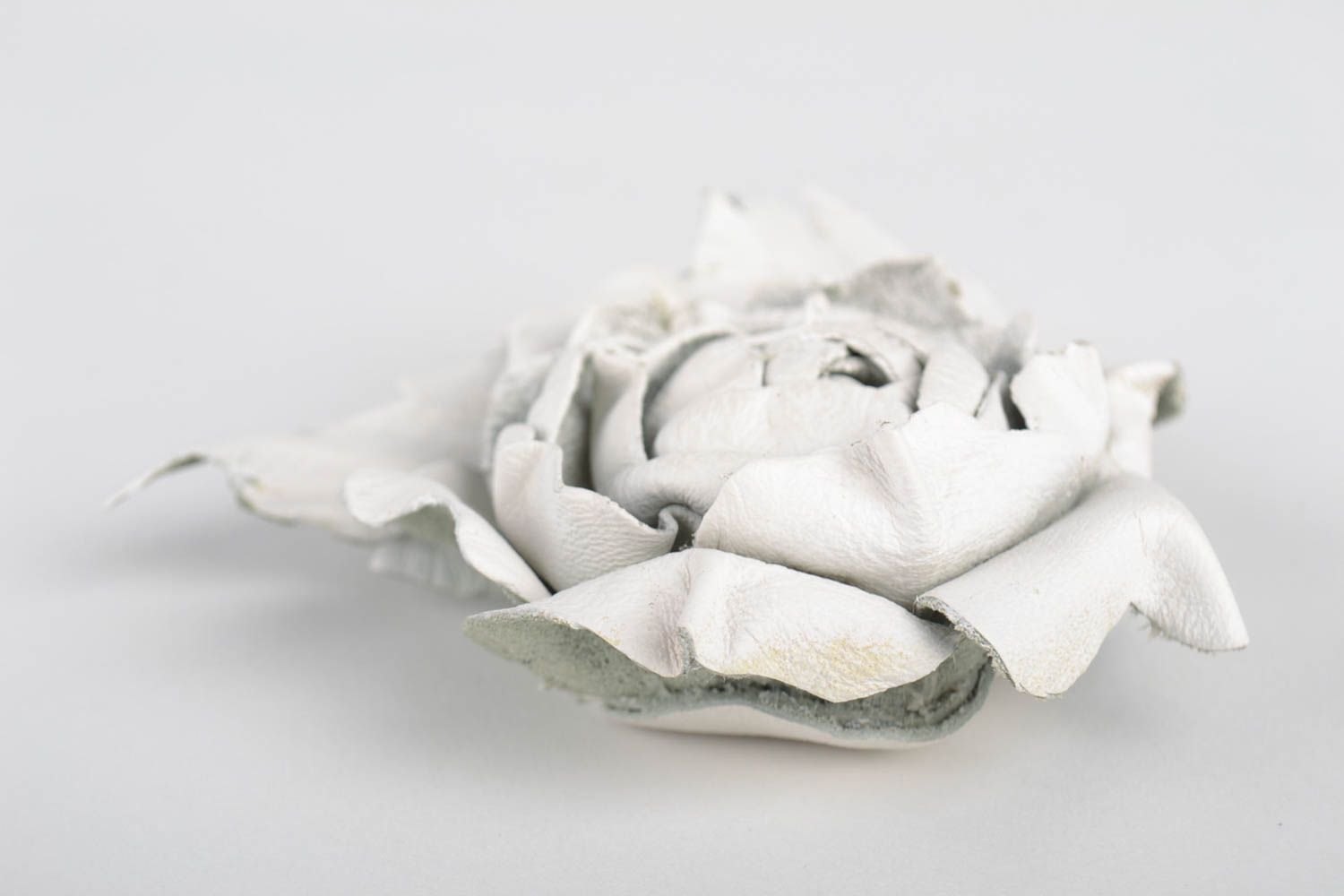 Broche en cuir fait main Broche fantaisie Accessoire femme fleur blanche photo 4