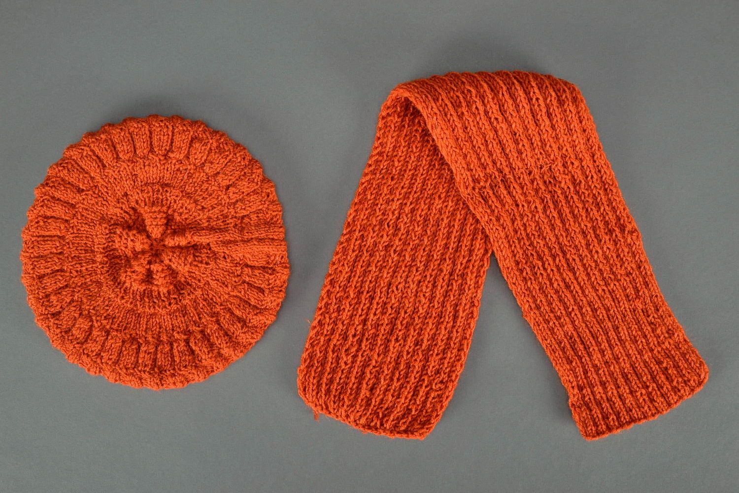 Béret et écharpe tricotés avec aiguilles  photo 4