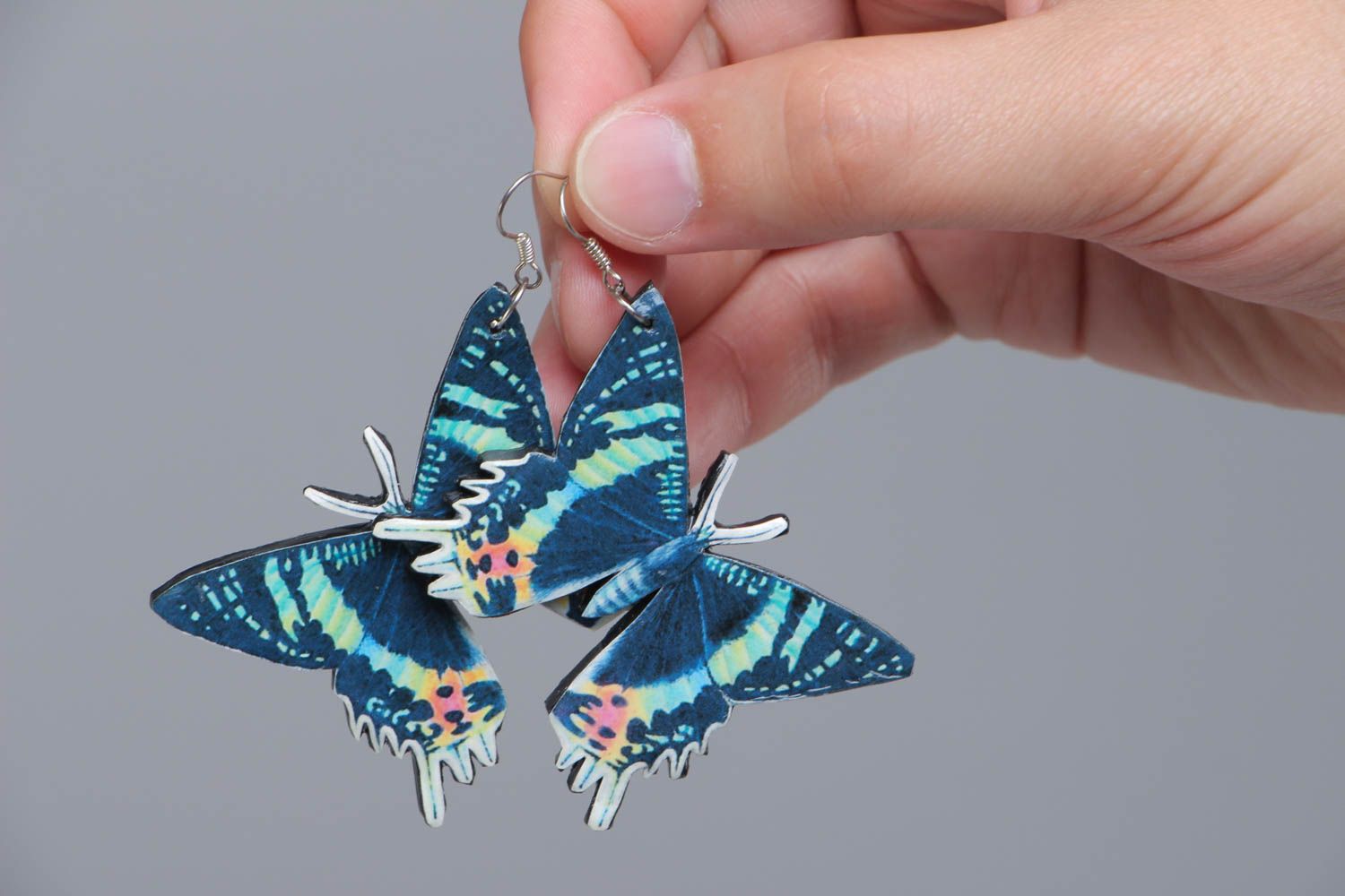 Серьги подвески из самозастывающего пластика ручной работы бабочки красивые фото 5