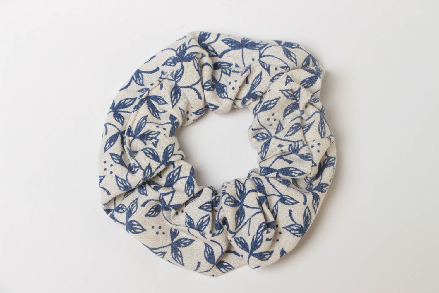 Chouchou à cheveux en tissu blanc à motif floral bleu original fait main photo 2