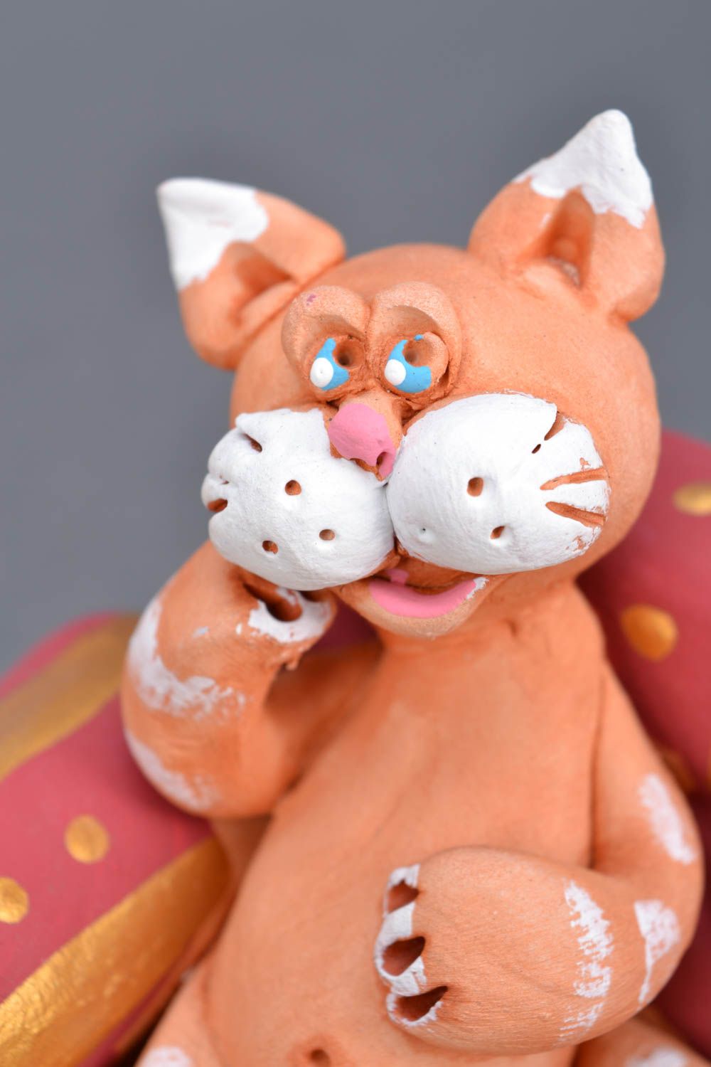 Смешная статуэтка кота из глины фото 4
