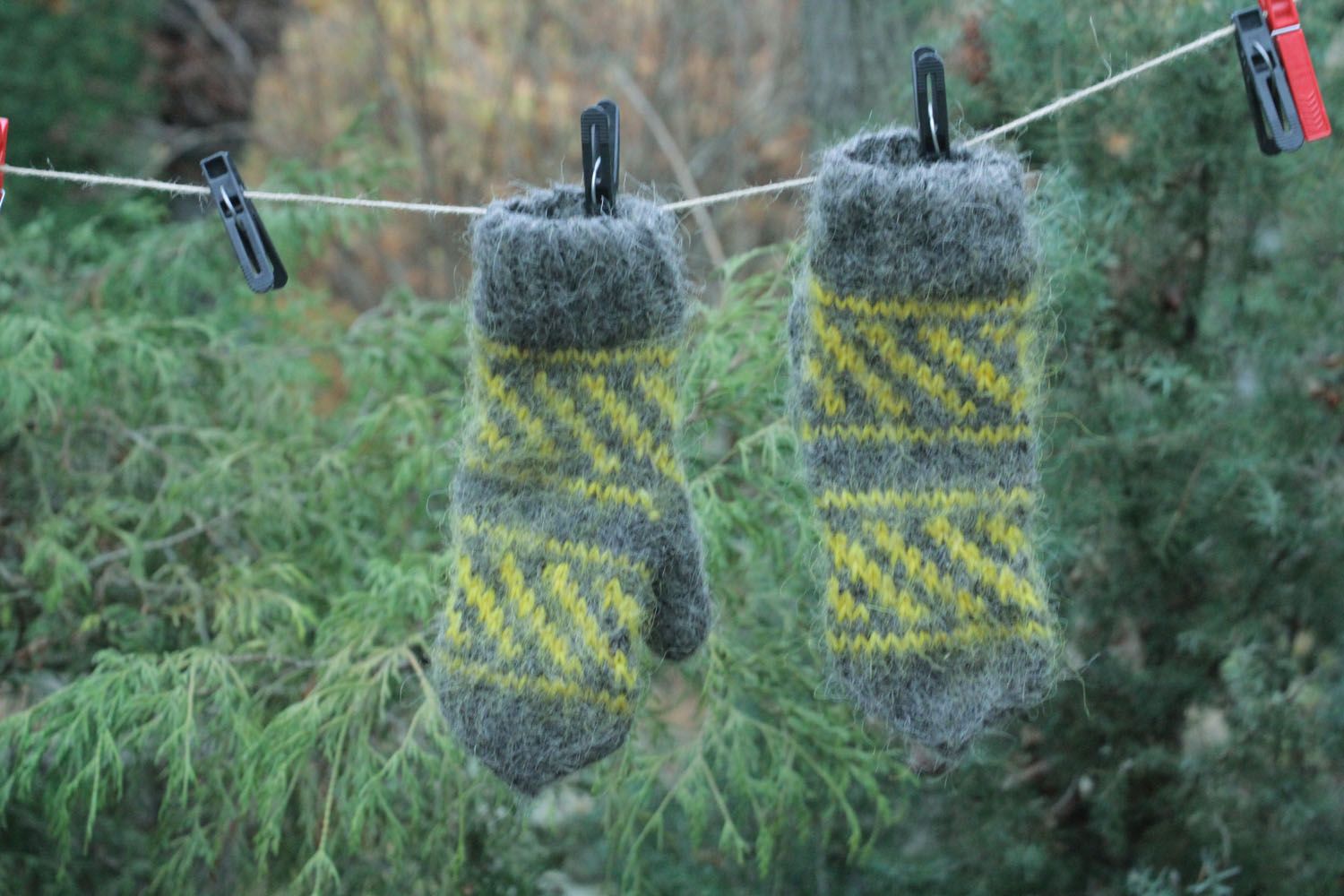 Moufles tricotées en laine gris jaune photo 1