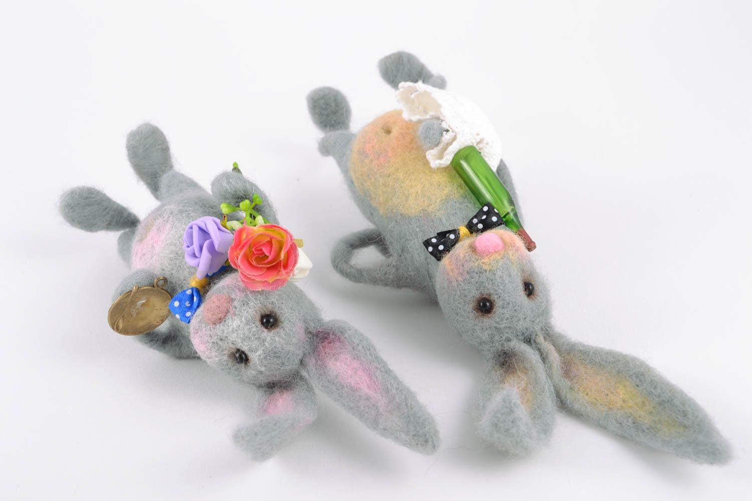 Jolis jouets mous faits main de laine naturelle feutrée Deux lapins joyeux photo 4