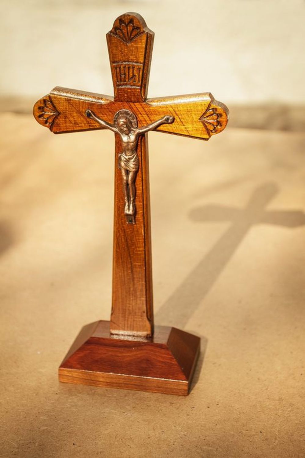 Cruz ortodoxa de mesa con crucifijo foto 2