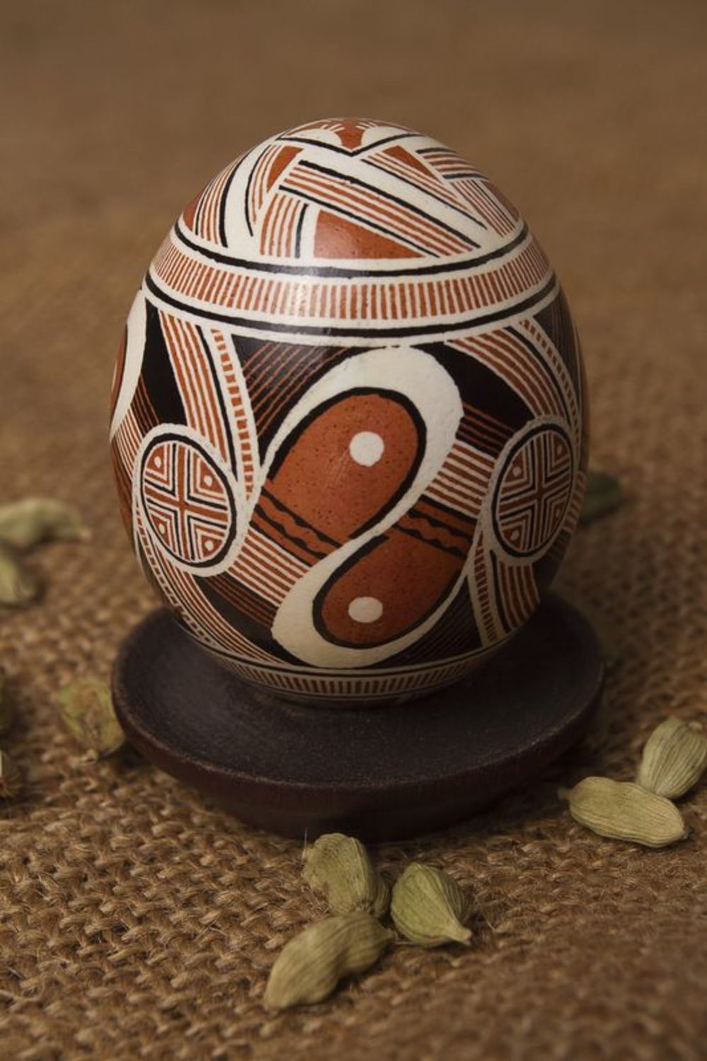 L'uovo con l'ornamento fatto a mano L'uovo decorativo  L'uovo ucraino 
 foto 1