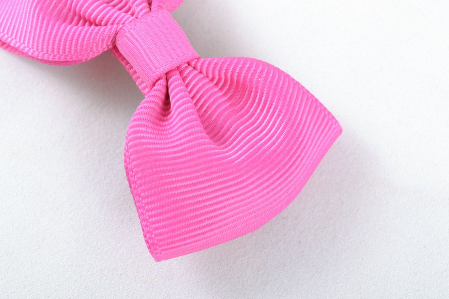 Заколки для волос с бантиками набор 2 штуки яркие розовые маленькие хенд мэйд фото 4