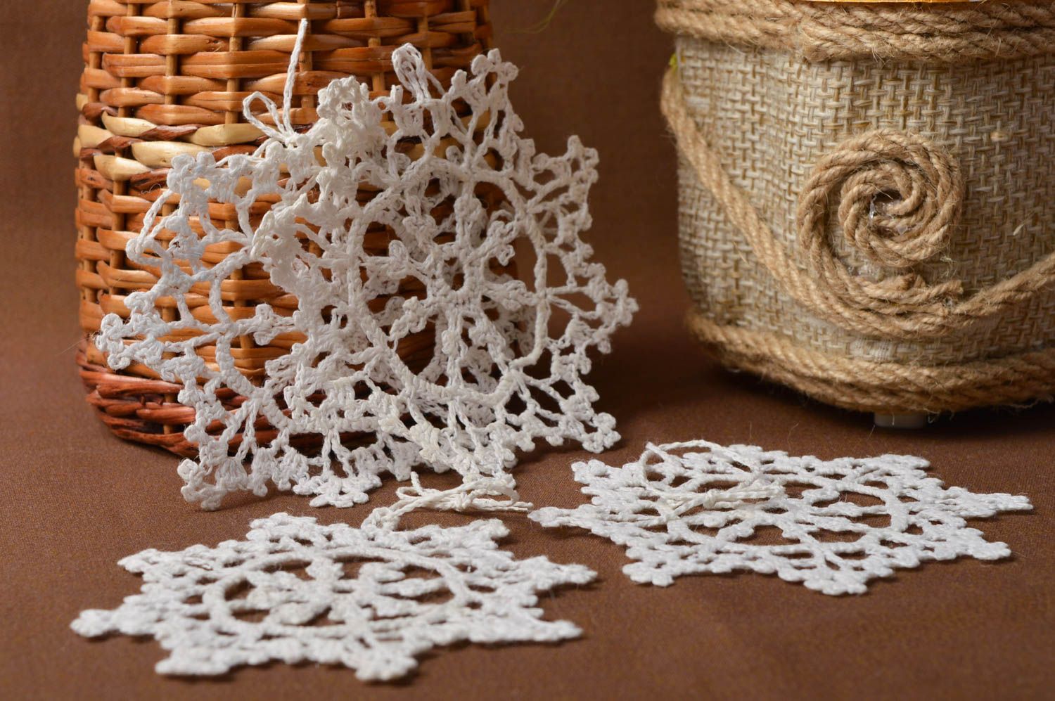 Decorated Christmas tree toys decorative pendant 4 white crocheted snowflakes photo 1