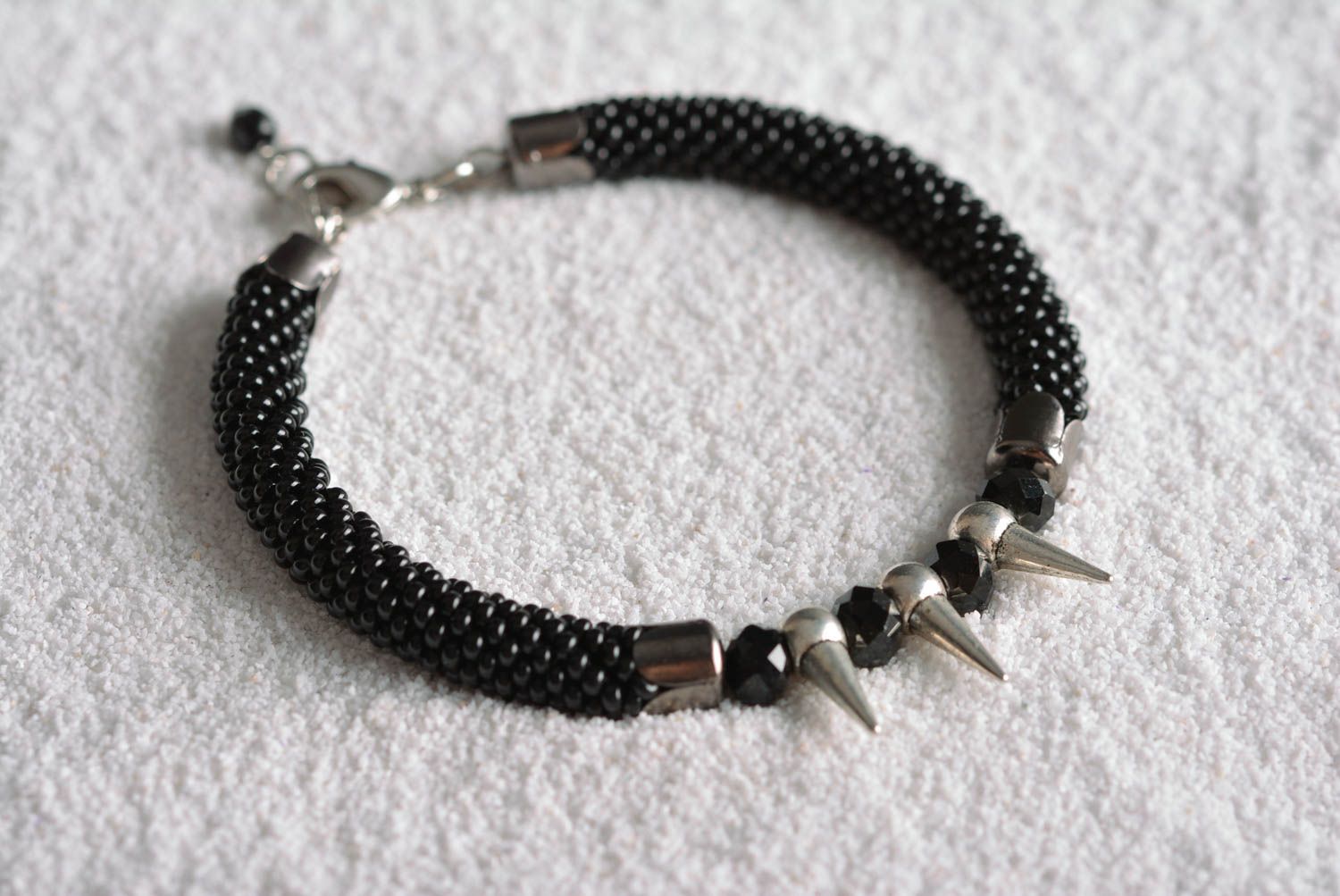 Bracelet perles rocaille Bijou fait main spirale noir Accessoire pour femme photo 1