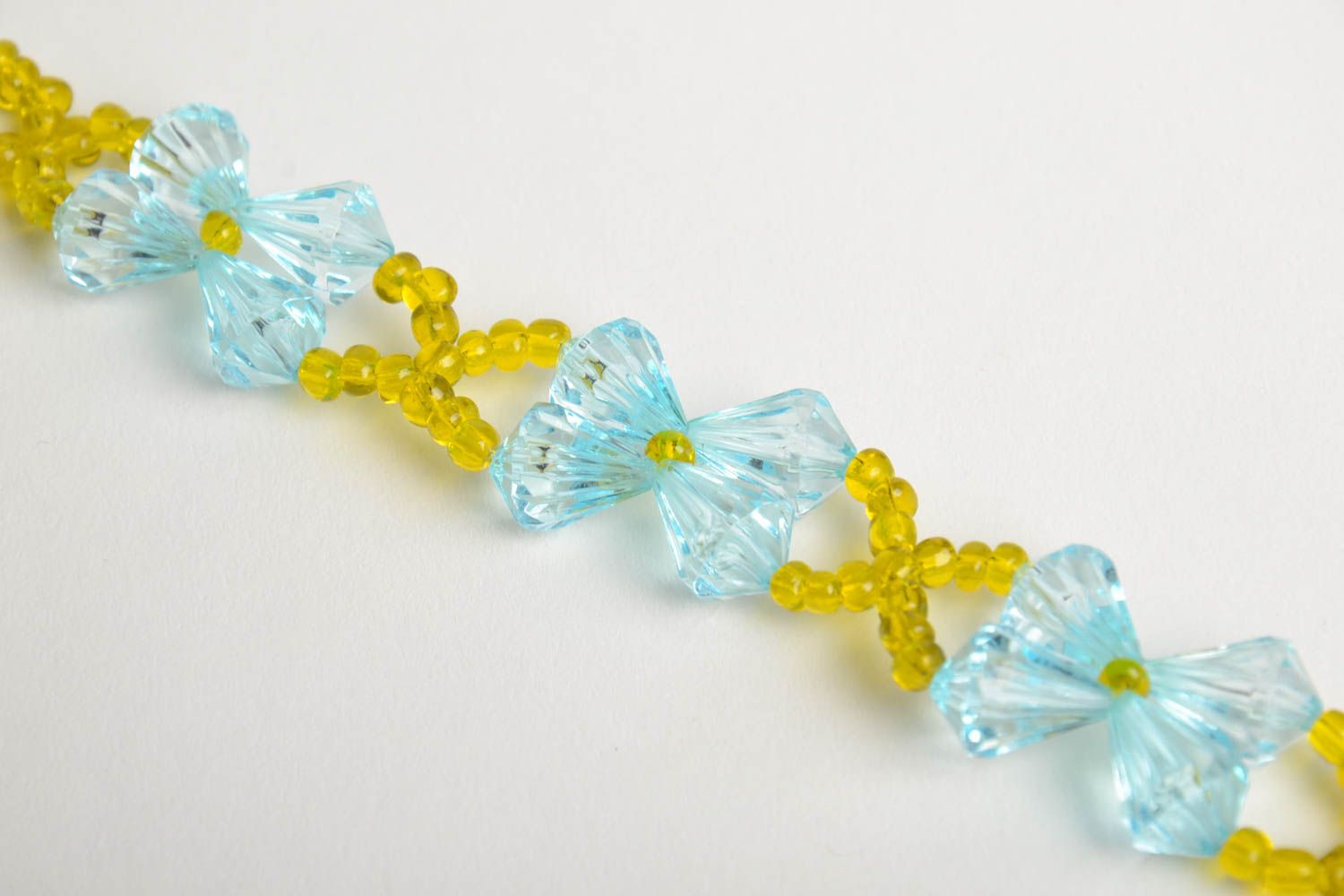 Bracelet fait main bleu clair et jaune perles fantaisie et perles de rocaille photo 5