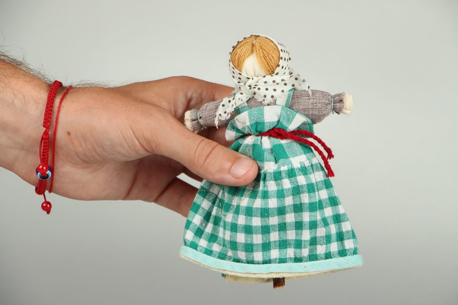 Handgemachte kuschelige Motanka-Puppe auf dem Holzstock foto 4