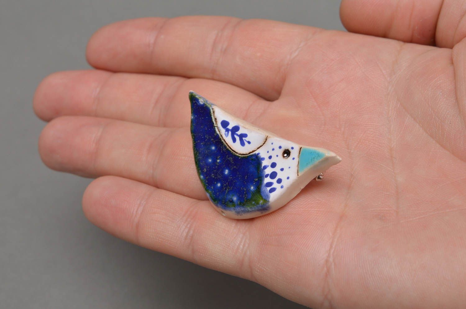 Авторская глиняная брошь в виде птички синяя на булавке ручной работы небольшая фото 4