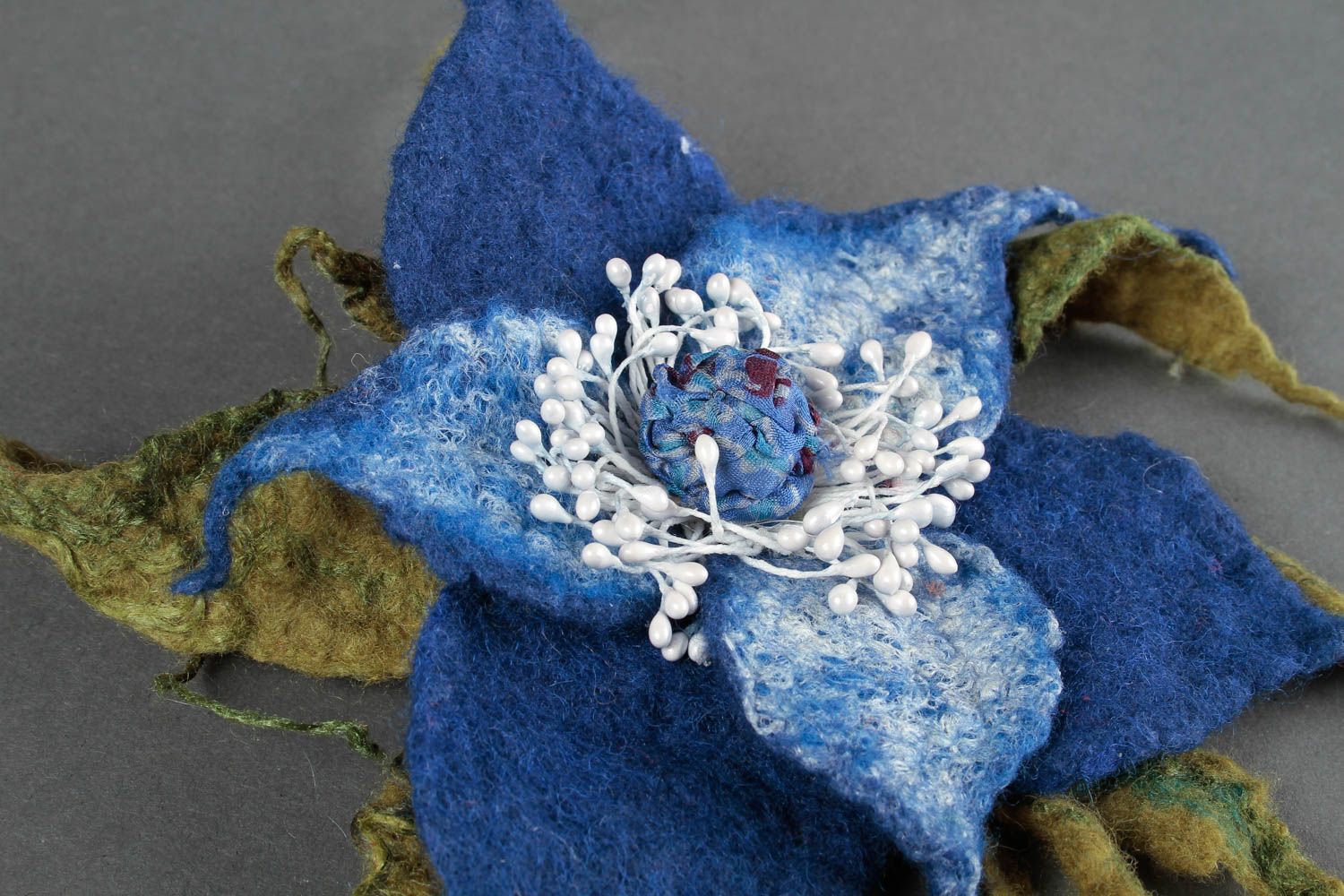 Grosse broche faite main Pince cheveux laine fleur bleue Accessoire femme photo 3