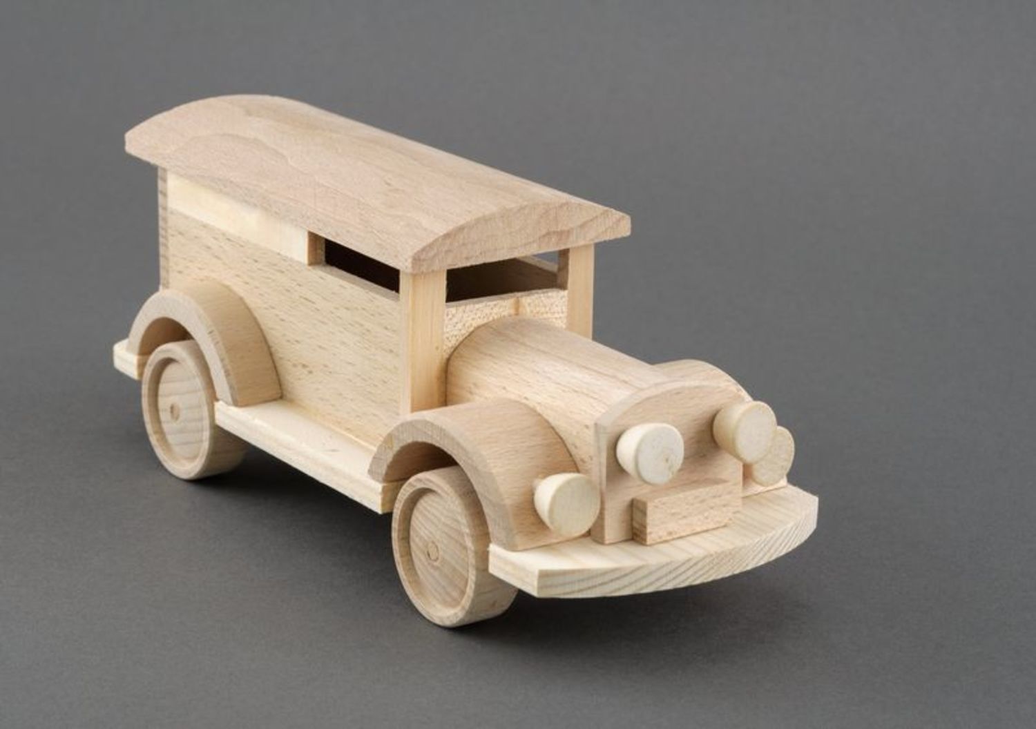 Coche de juguete de madera foto 1