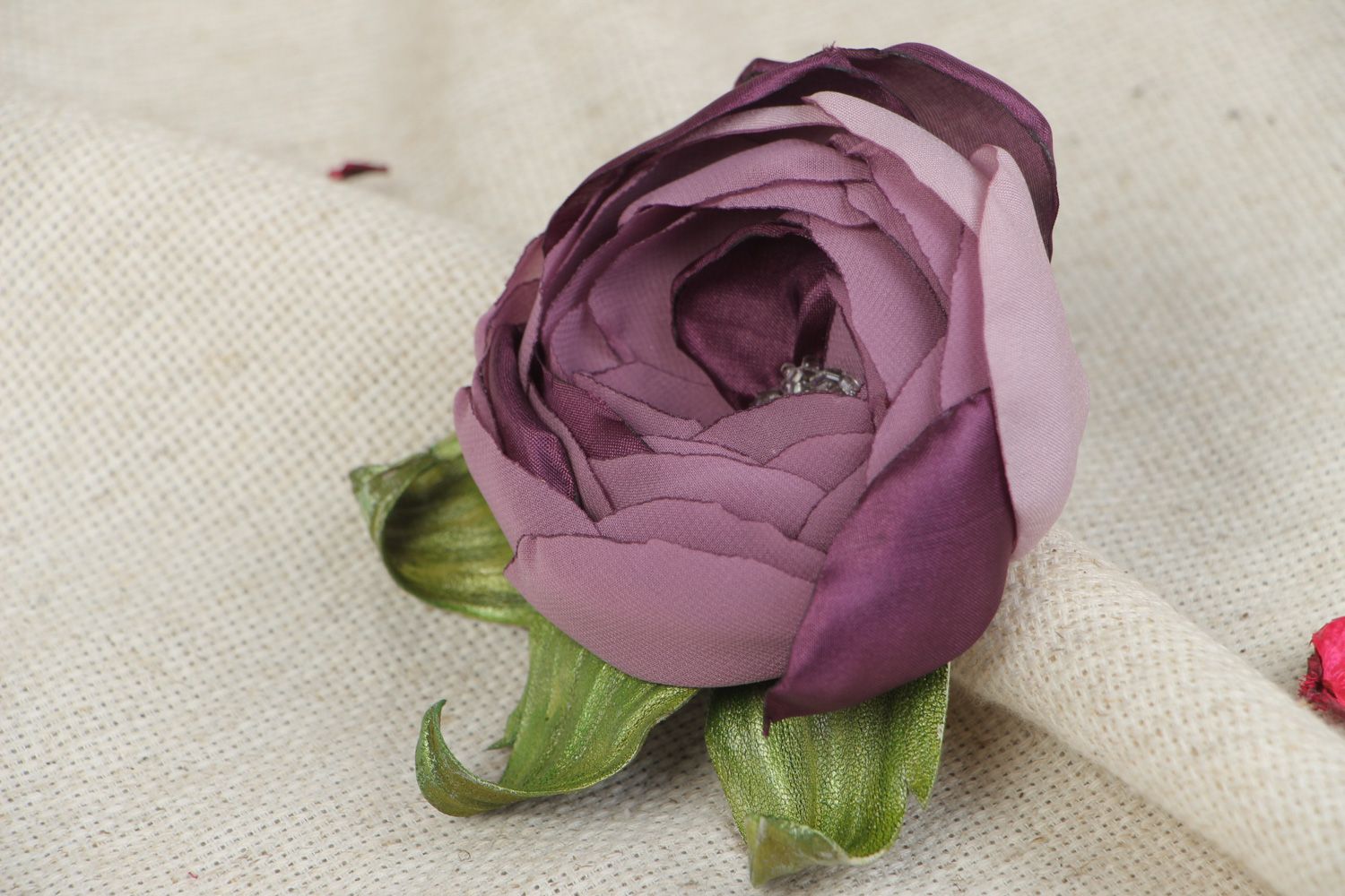 Шифоновая брошь в виде цветка с натуральной кожей женская лиловая ручной работы  фото 5