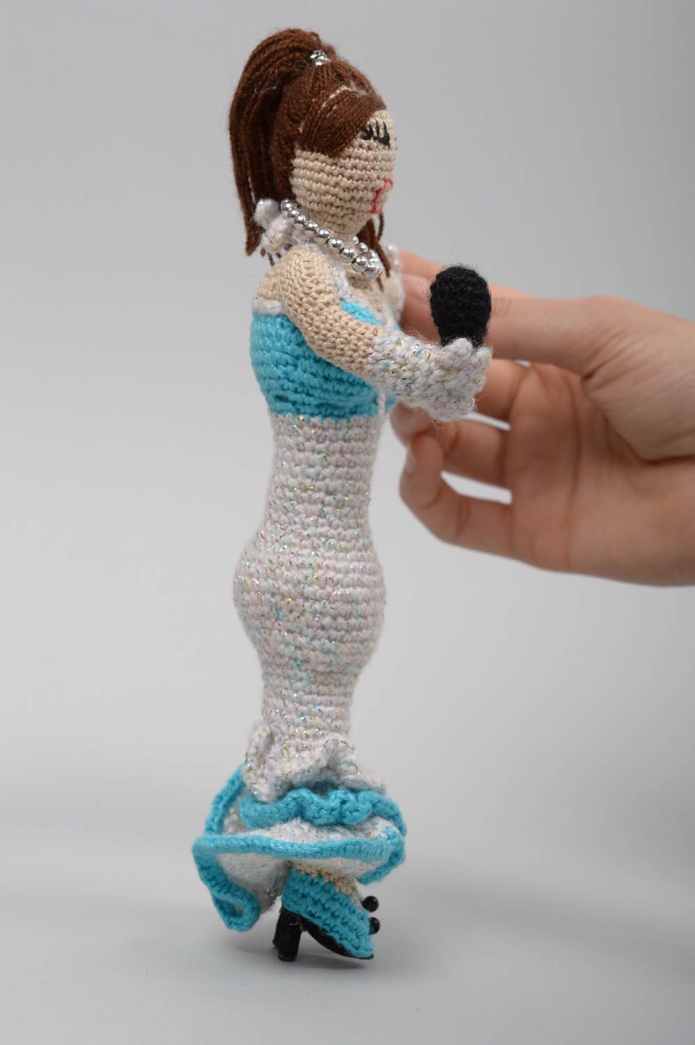 Мягкая игрушка куклы ручной работы кукла крючком из акриловых нитей Певица фото 2