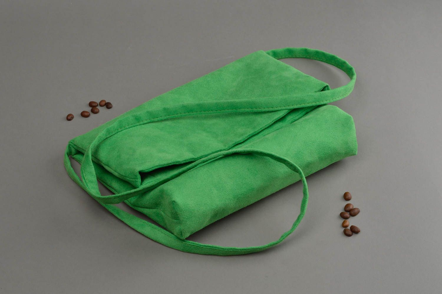 Зеленая сумка из искусственной замши ручной работы в виде свертка удобная фото 1