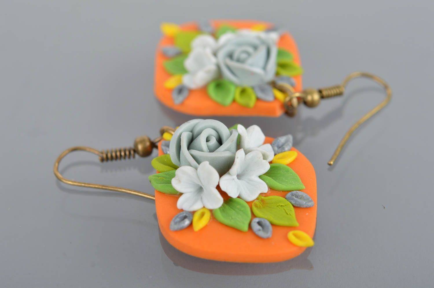 Boucles d'oreilles avec fleurs faites main en pâte polymère longues orange photo 5