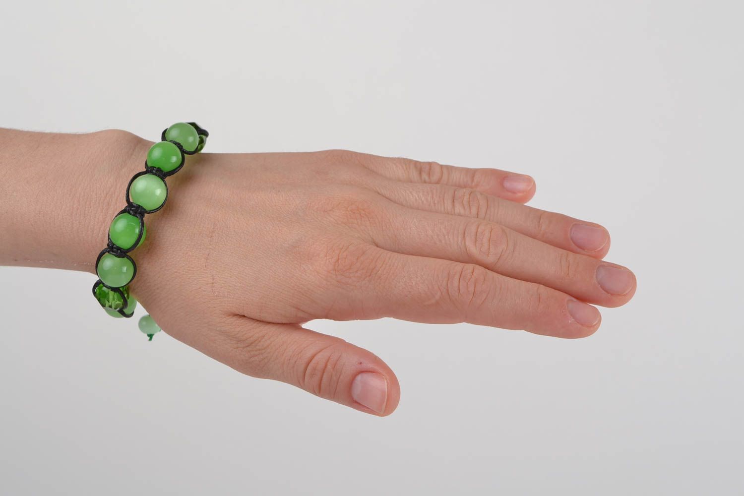 Handgemachtes grünes Armband aus Glas in Makramee Technik mit Bindungen für Dame foto 3