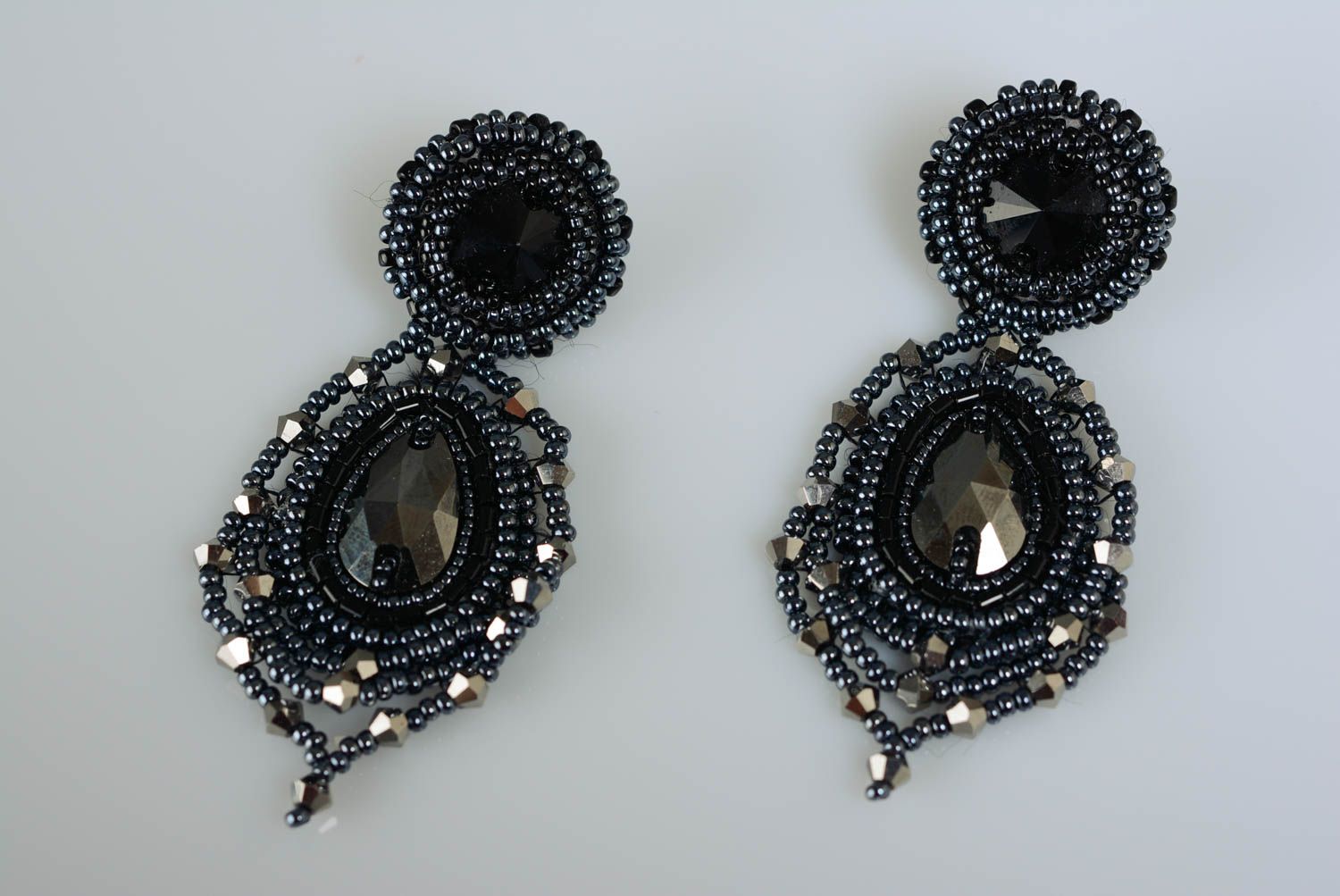Schwarze handgemachte bestickte Glasperlen Ohrringe mit Hämatit auf Lederbasis foto 1