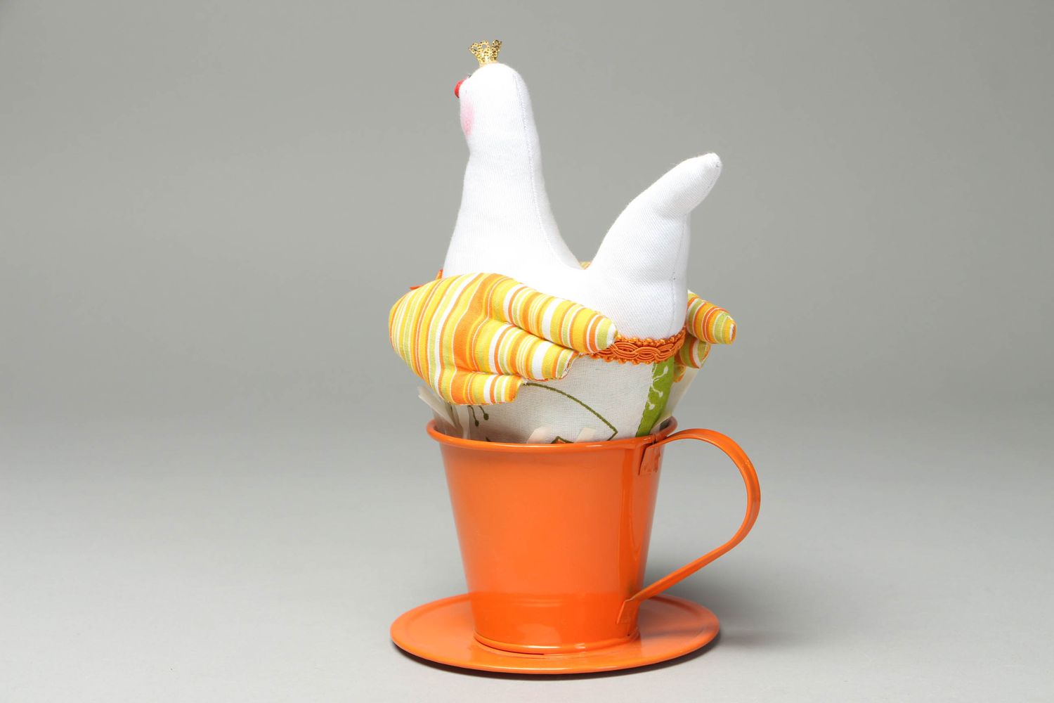 Мягкая интерьерная игрушка Курочка в оранжевой чашке фото 3