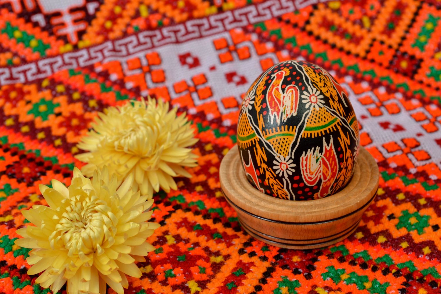 Пасхальное яйцо ручной работы с яркой росписью в украинском стиле  фото 1