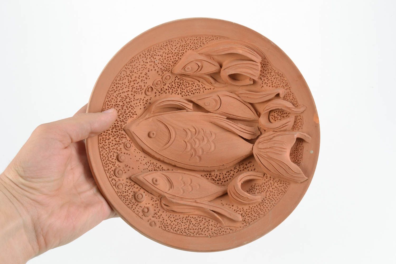 Керамическая тарелка-панно с рыбами объемная декор для стены или полки хенд мэйд фото 2